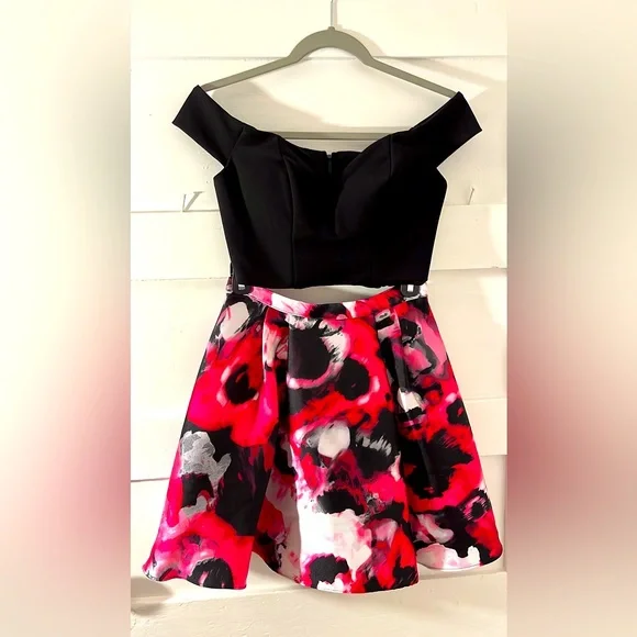 black and pink homecoming dresses Zapakasa Women Black and Fuchsia Floral Short Homecoming Dress with Ruffles  Keyhole A Line Strapless Chiffon Tiered Cocktail Dress main image 1